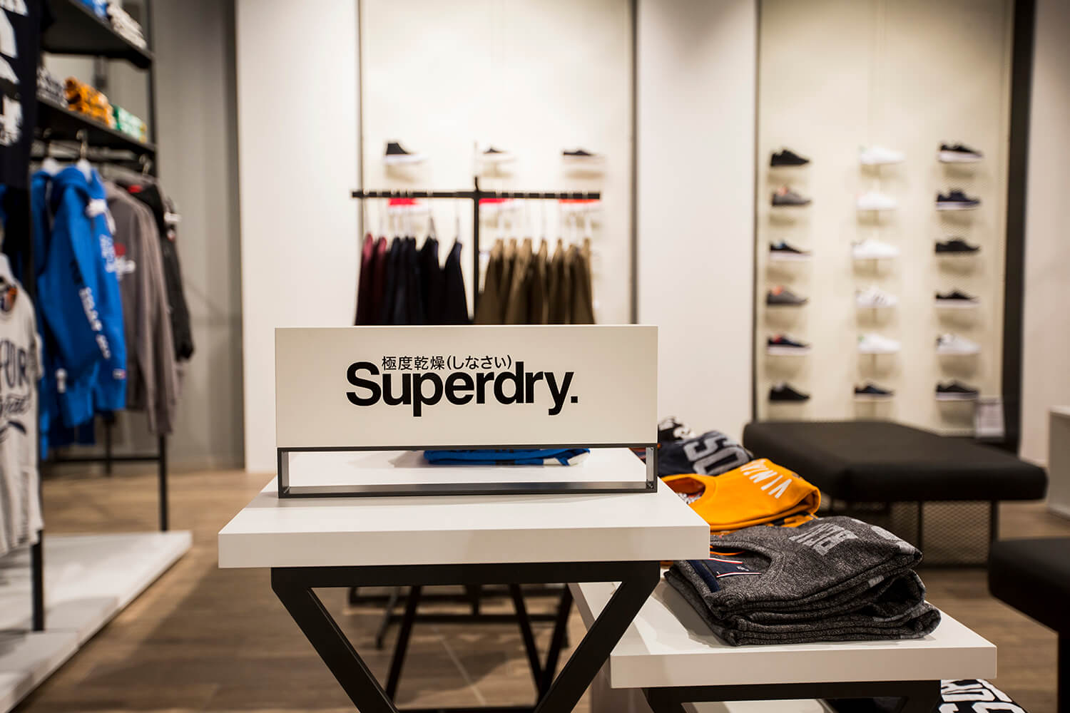 Beli regali s črnim podnožjem za oblačiča Superdry v trgovini Sportina Outlet