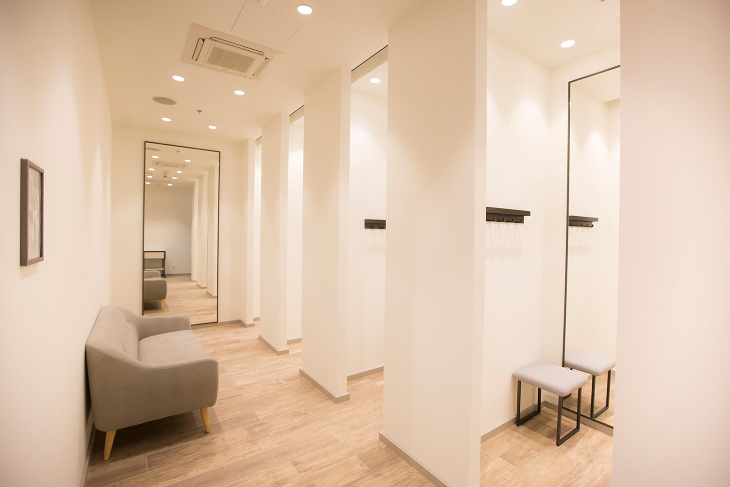 Vrsta vhodov v svetle garderobe v trgovini Sportina Outlet