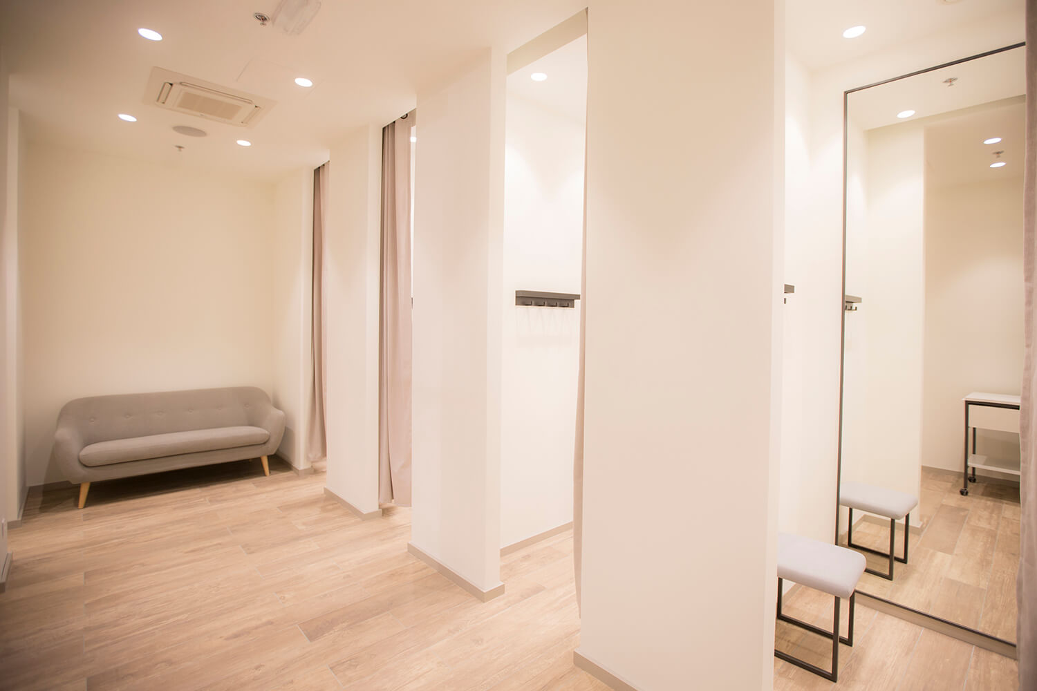 Svetle minimalistične garderobe v trgovini Sportina Outlet