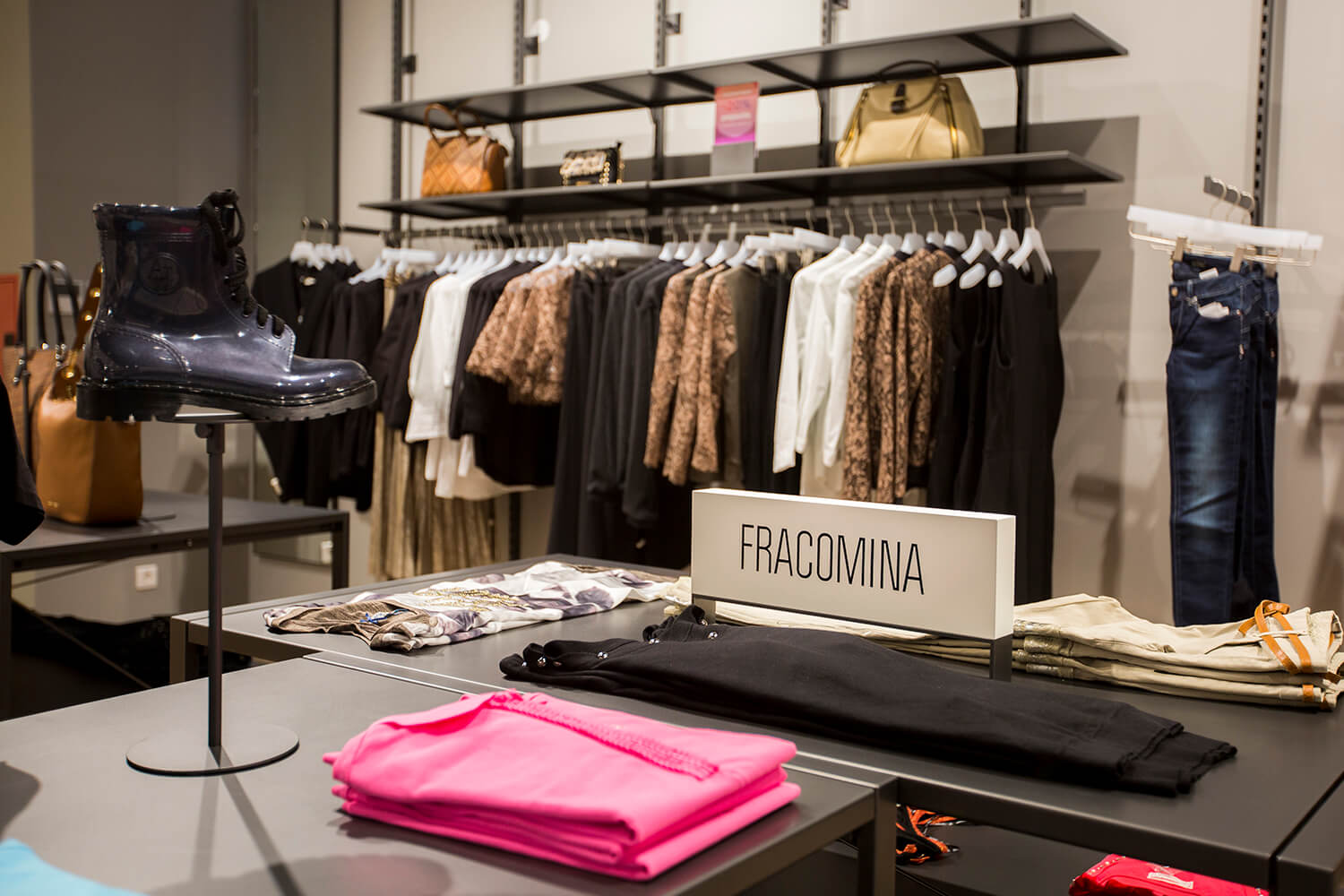 Oblačila znamke Fracomina v trgovini Sportina Outlet