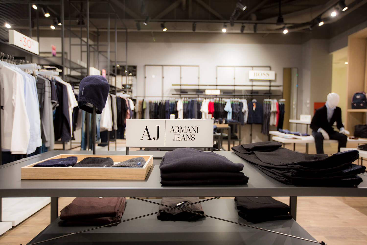 Temno sivi kovinski regali za Armani Jeans v trgovini Sportina Outlet