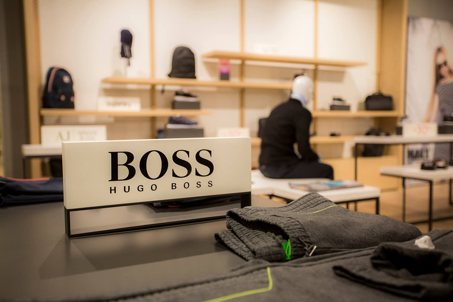Oblačila Hugo Boss na policah trgovine Sportina Outlet