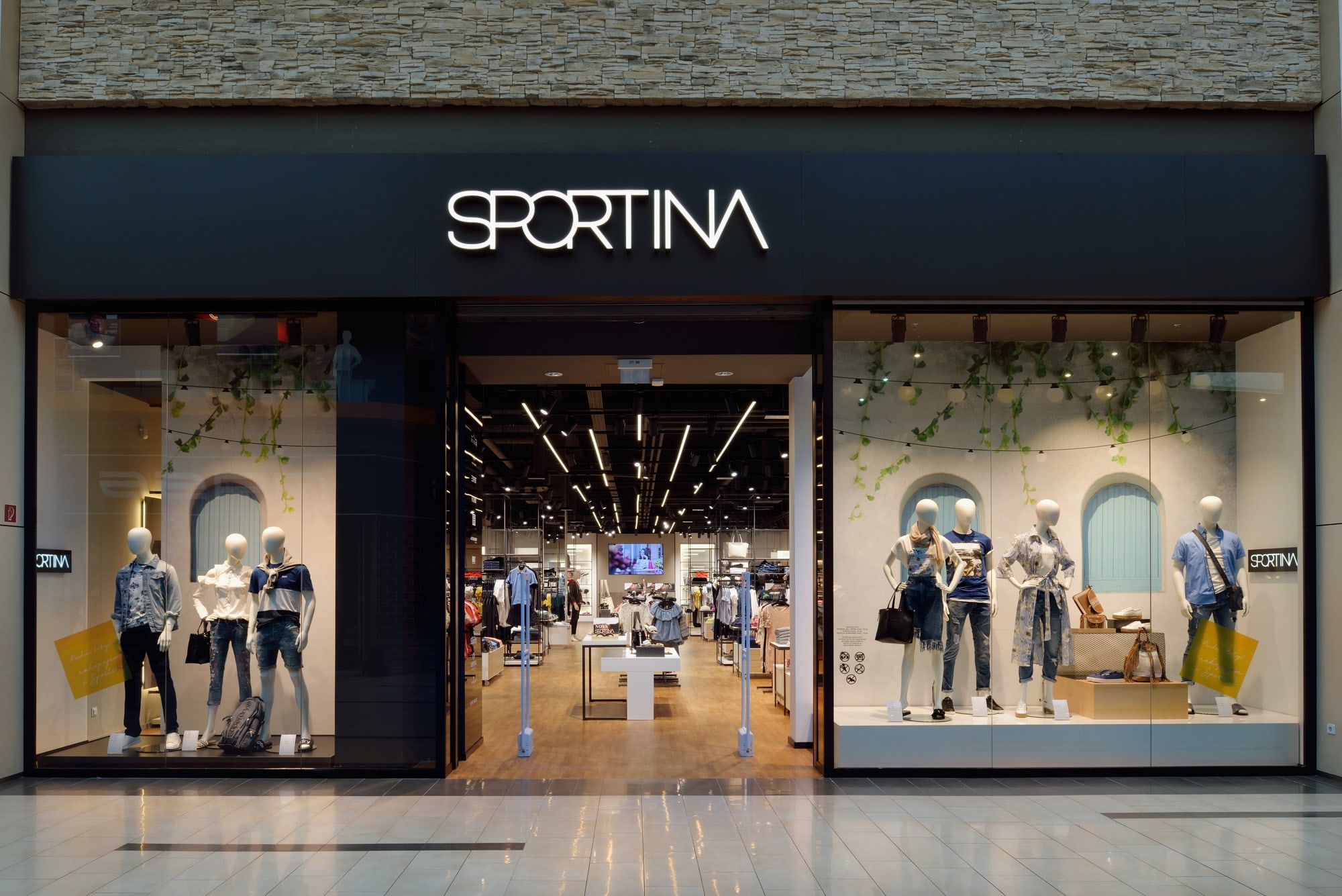 Črno pročelje trgovine Sportina Zadar