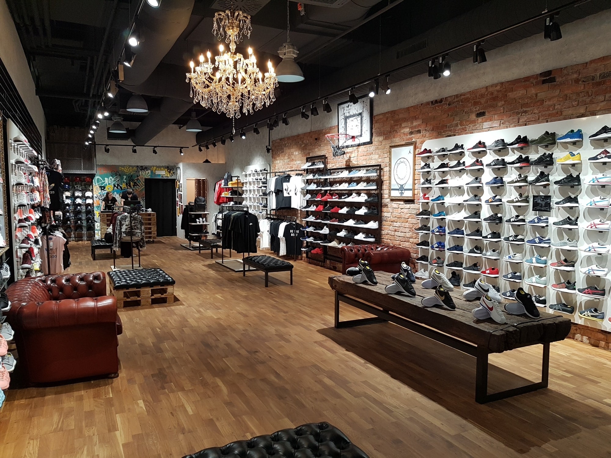Moderno ulični slog celotne trgovine Sneakers