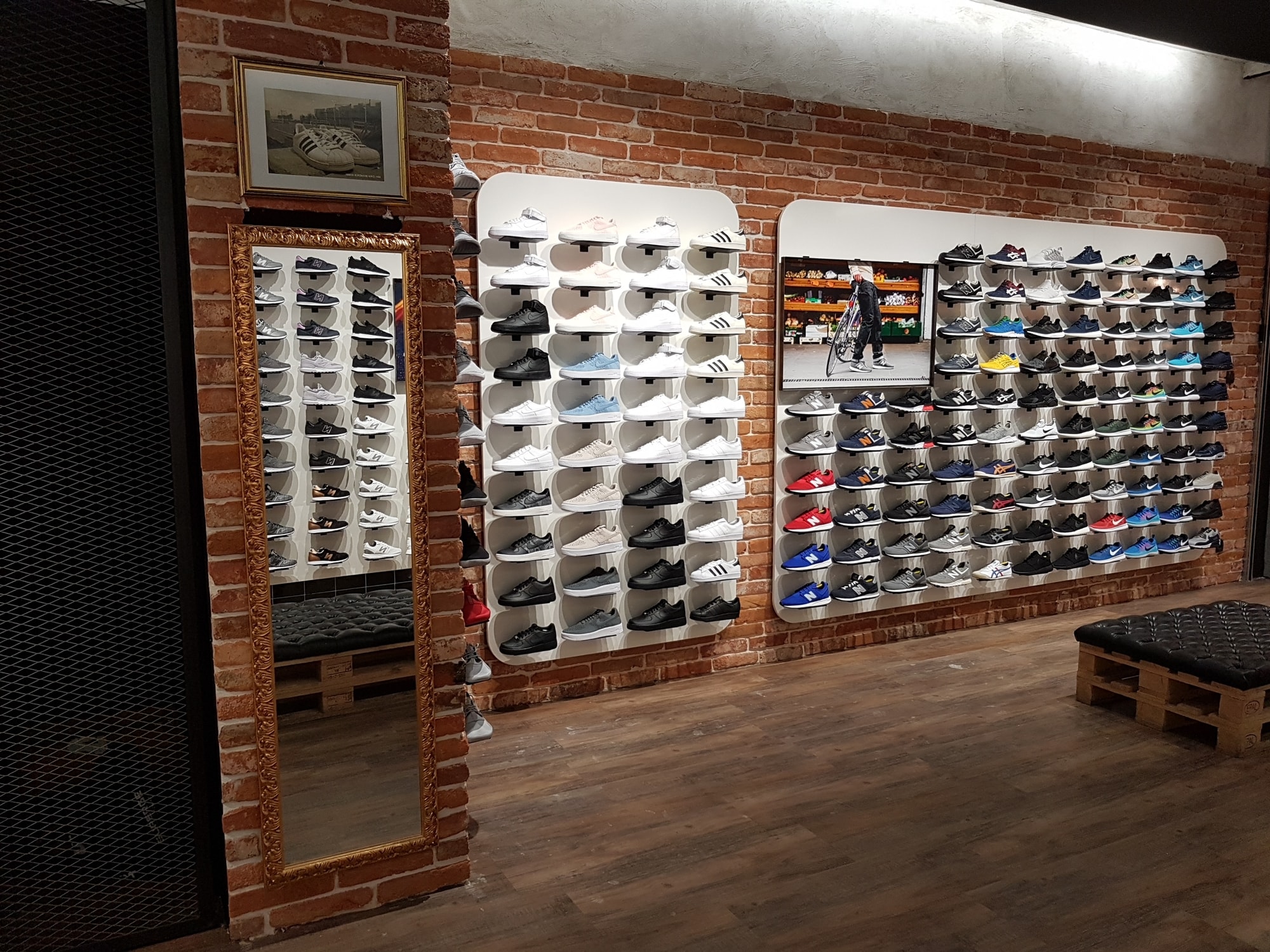 Šprtni copati na steni v uličnem slogu trgovine Sneakers