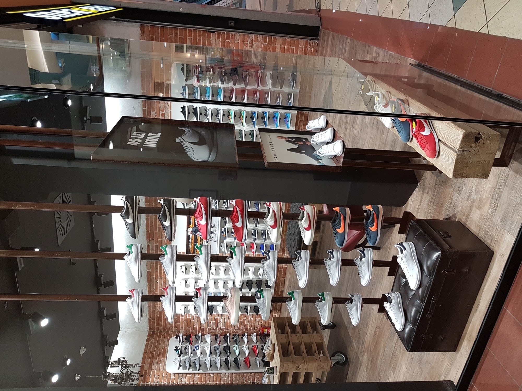 Police v kombinciji z lesom v izložbi trgovine Sneakers