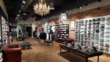 Police s čevlji v trgovini Sneakers
