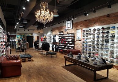 Police s čevlji v trgovini Sneakers