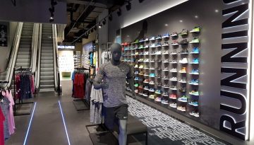 Stena s tekaškimi čevlji v trgovini Tomas Sport City Park