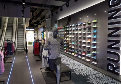 Stena s tekaškimi čevlji v trgovini Tomas Sport City Park