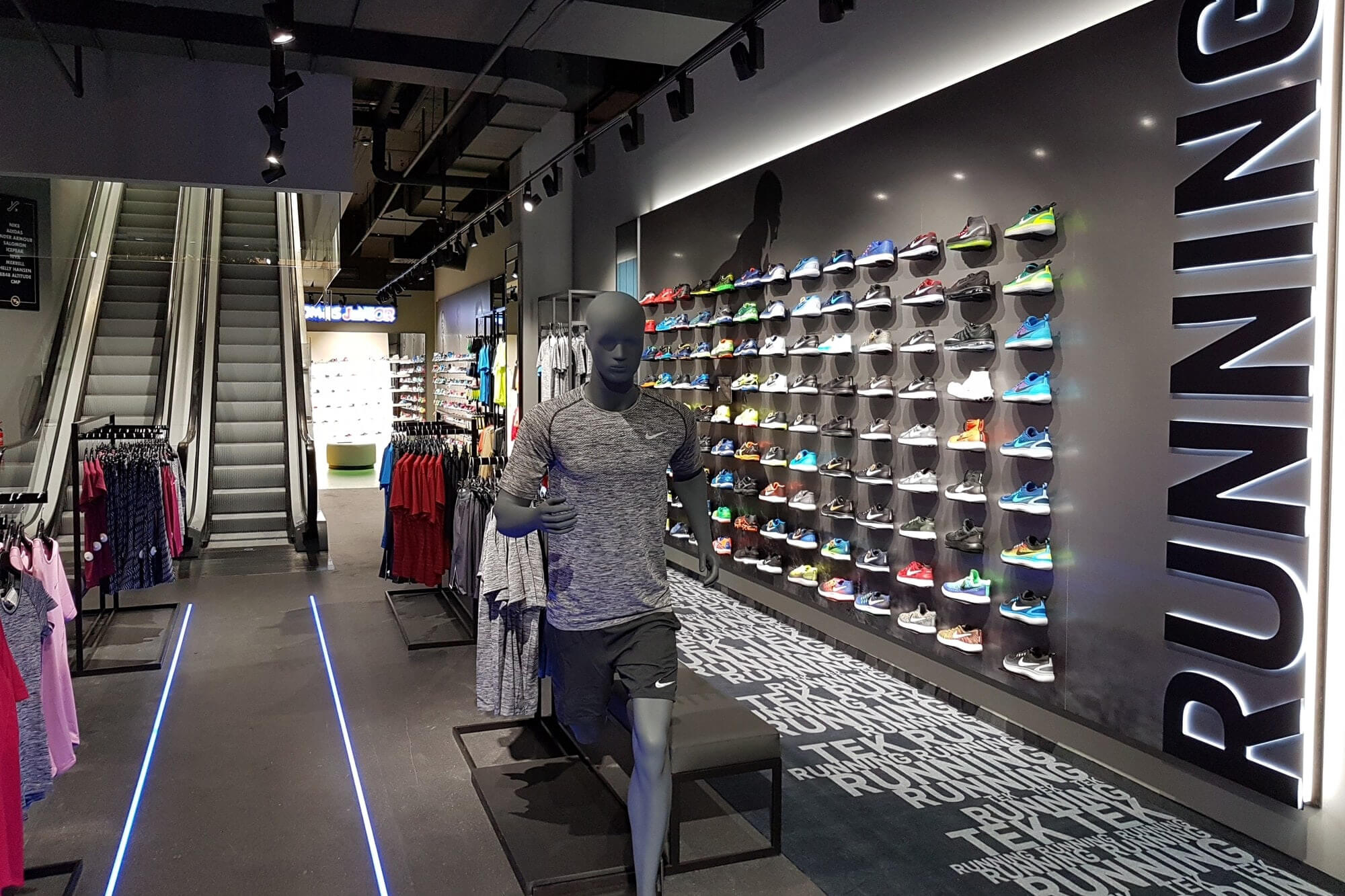 Stena s tekaškimi čevlji v trgovini Tomas Sport City Park