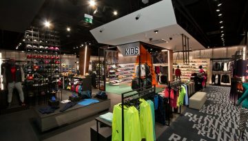 Notranja oprema v trgovini Tomas Sport Split v črno belo oranžni kombinaciji