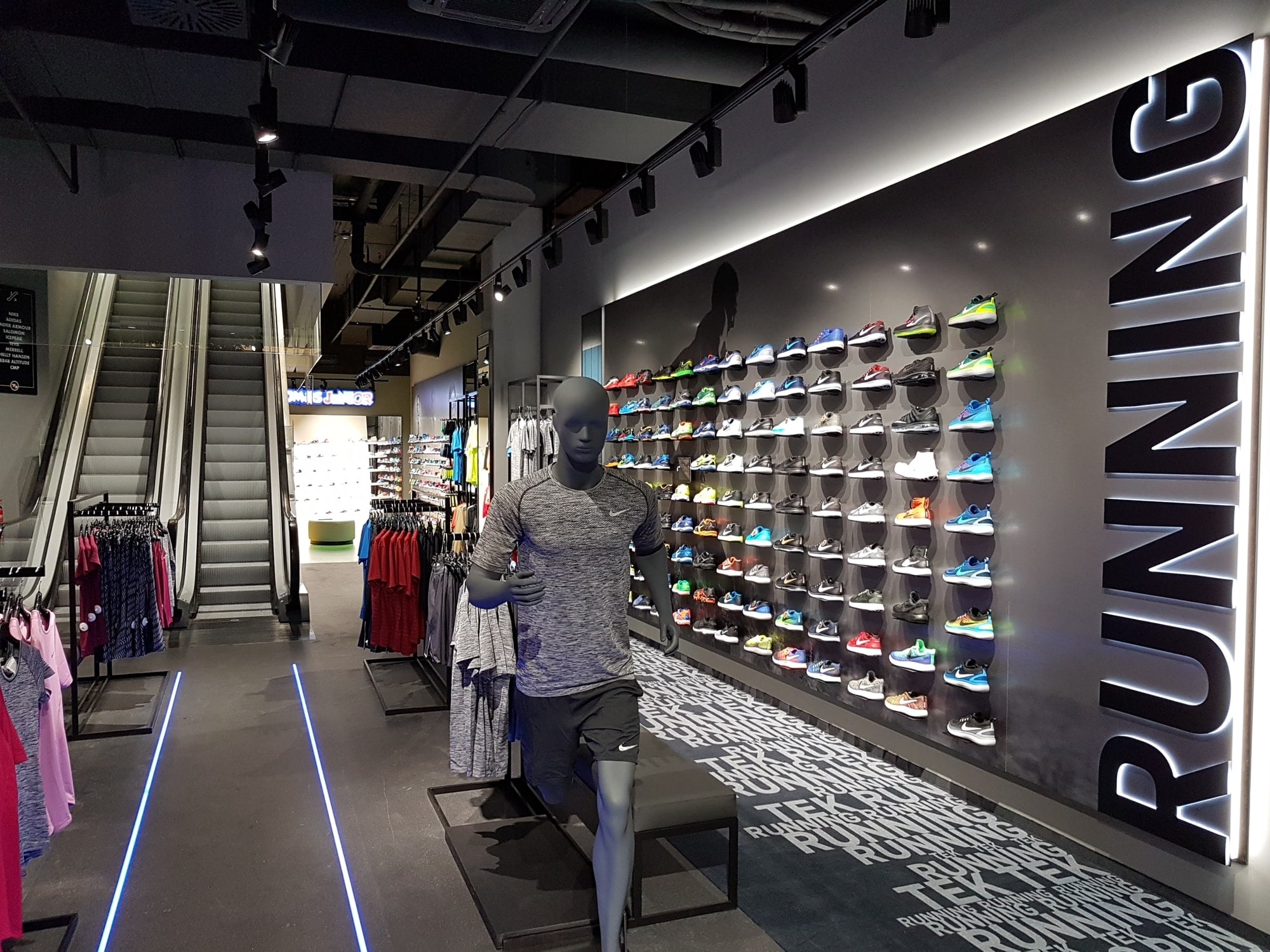 Stena s tekaškimi copati v Tomas Sport City Park