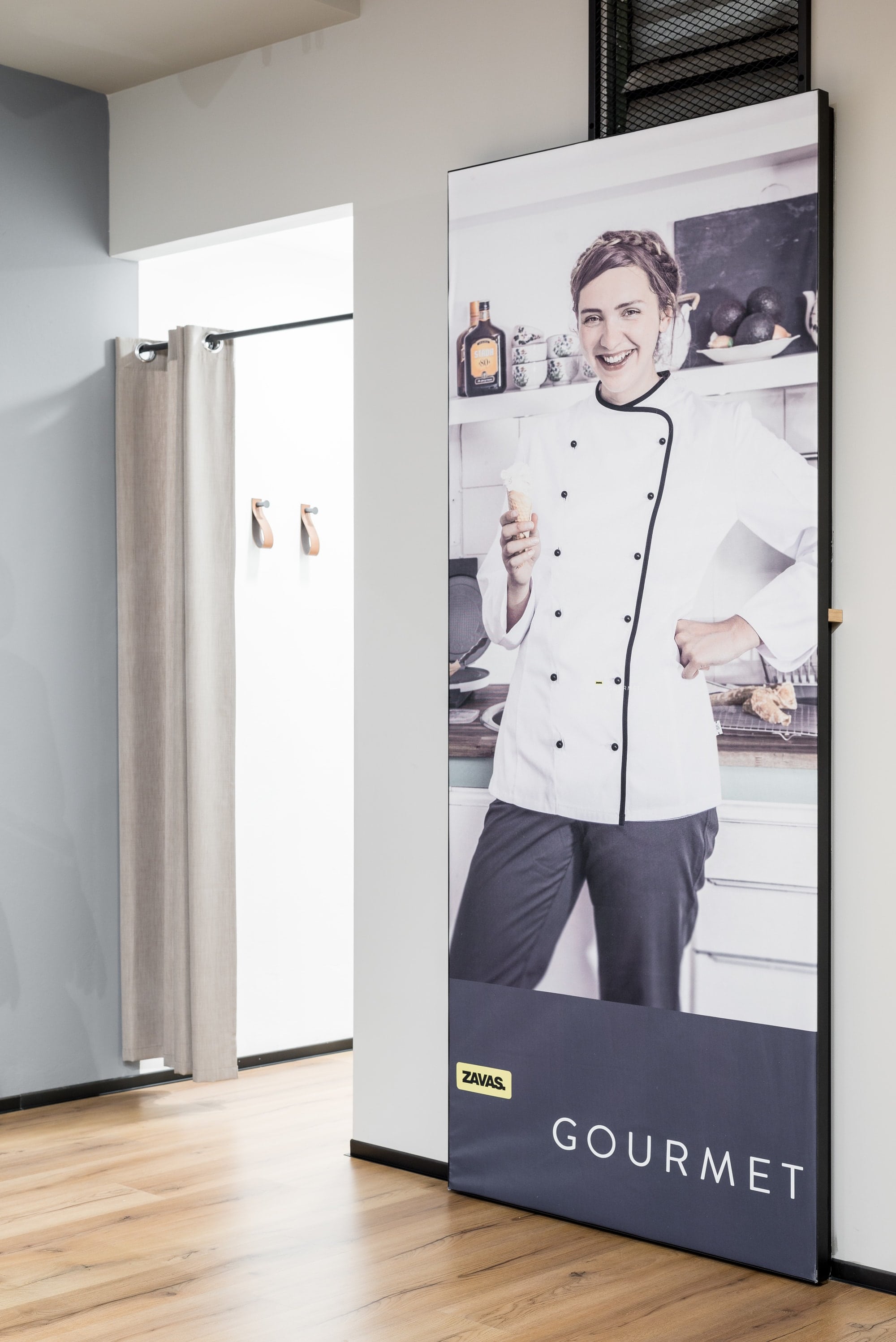 Vhod v garderobo trgovine Zavas gourmet